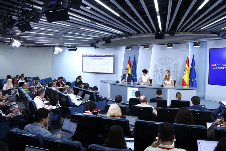 Carlos Cuerpo, Elma Saiz y Sara Aagesen durante la rueda de prensa posterior al Consejo de Ministros