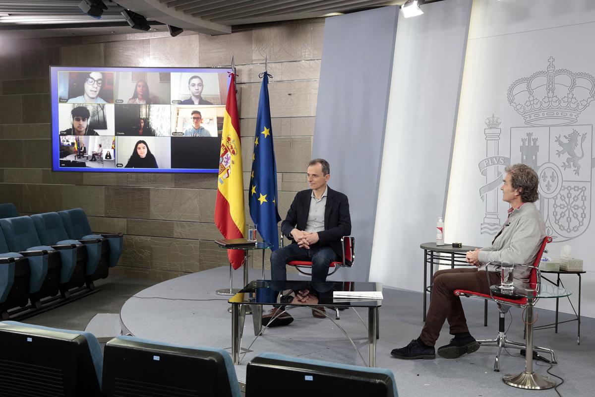 18/04/2020. #La infancia pregunta. El ministro de Ciencia e Innovación, Pedro Duque y el director del Centro de Coordinación de Alertas y Em...