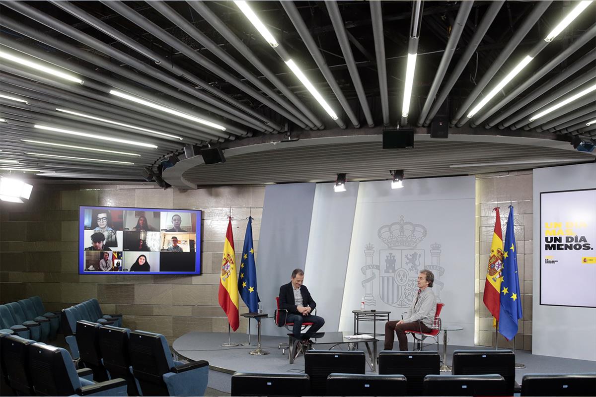 18/04/2020. #LaInfanciaPregunta. El ministro de Ciencia e Innovación, Pedro Duque y el director del Centro de Coordinación de Alertas y Emer...