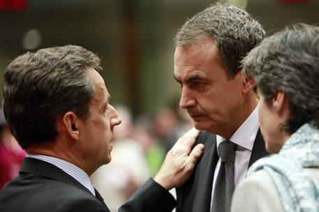 26/10/2011. El presidente asiste al Consejo Europeo de Bruselas. El presidente del Gobierno, José Luis Rodríguez Zapatero conversa con el pr...