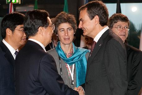 4/11/2011. El presidente asiste a la Cumbre del G-20. El presidente del Gobierno, José Luís Rodríguez Zapatero, saluda al presidente de la R...