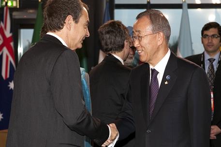 4/11/2011. El presidente asiste a la Cumbre del G-20. El presidente del Gobierno, José Luís Rodríguez Zapatero, saluda al secretario general...