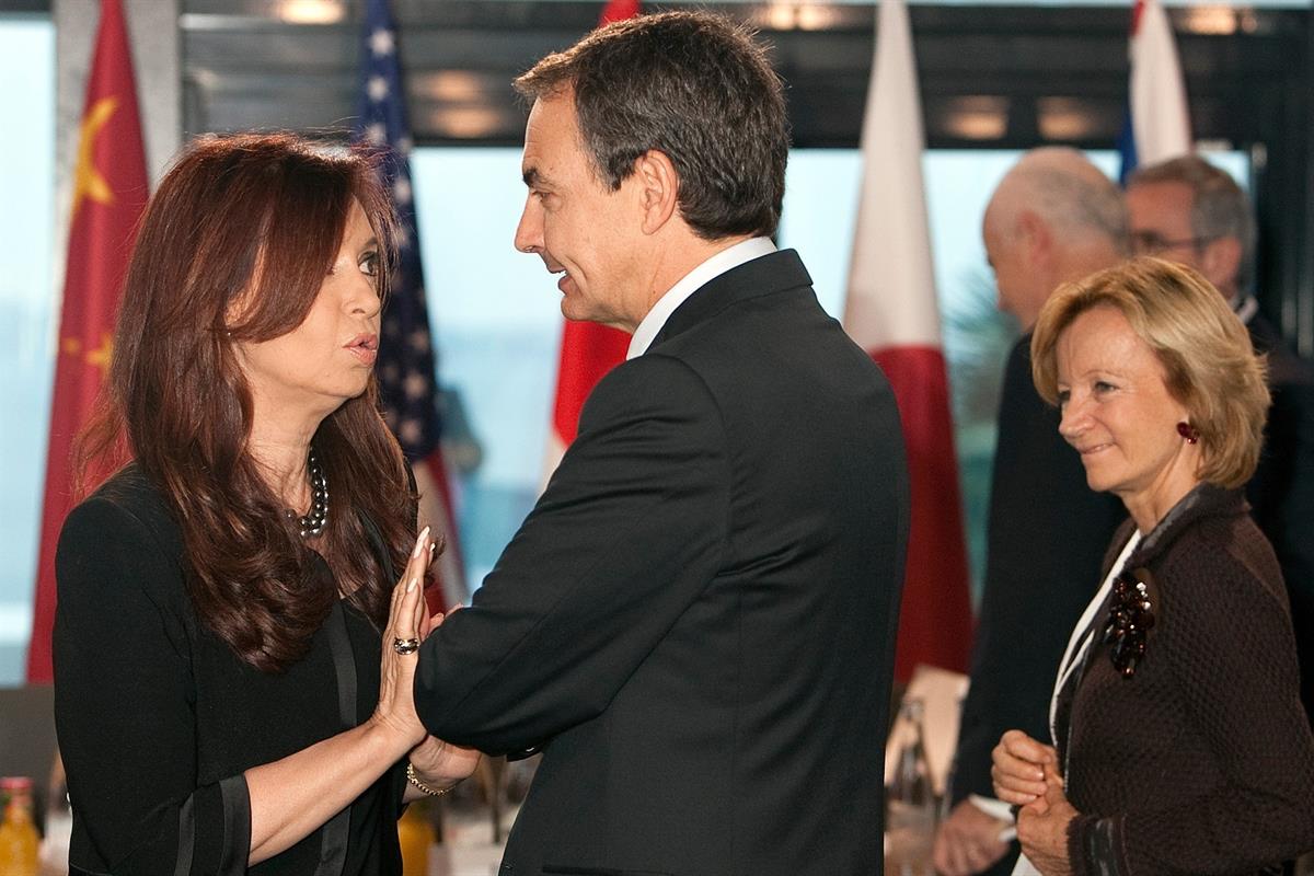 3/11/2011. El presidente asiste a la Cumbre del G-20. El presidente del Gobierno, José Luís Rodríguez Zapatero, junto a la presidenta de Arg...