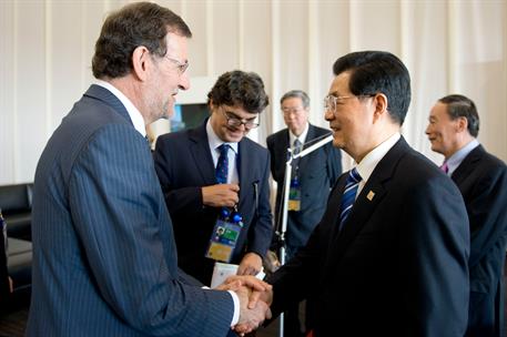 19/06/2012. Mariano Rajoy asiste a la cumbre del G-20 en México. El presidente del Gobierno, Mariano Rajoy, conversa con el presidente de la...