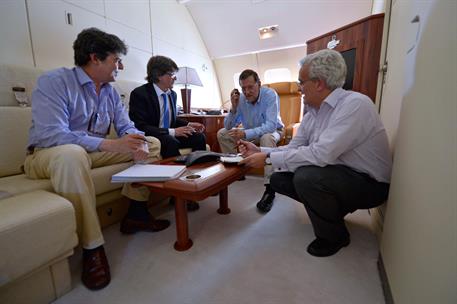 18/06/2012. Rajoy contacta con los líderes de la UE desde el avión que le traslada a México. El presidente del Gobierno, Mariano Rajoy, mant...