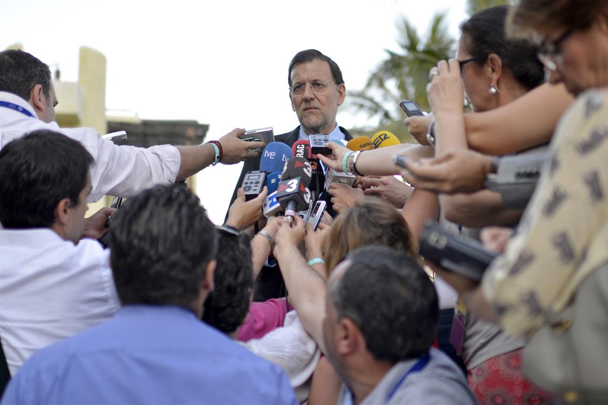18/06/2012. Mariano Rajoy atiende a los medios a su llegada a Los Cabos (México). El presidente del Gobierno, Mariano Rajoy, atiende a los m...