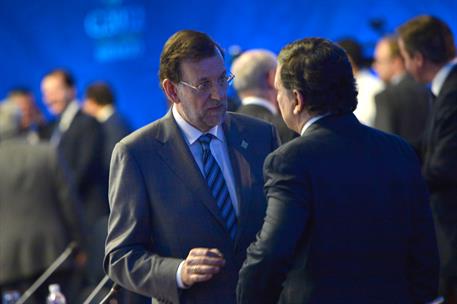 18/06/2012. El presidente en el plenario de la Cumbre del G-20. El presidente del Gobierno, Mariano Rajoy, conversa con el presidente de la ...