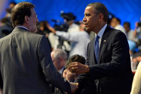18/06/2012. El presidente en el plenario de la Cumbre del G-20. El presidente del Gobierno, Mariano Rajoy, saluda a Barack Obama, presidente...