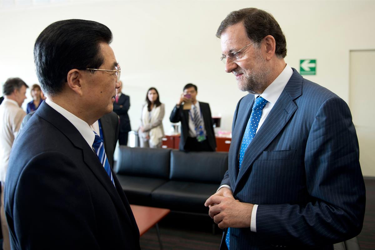 19/06/2012. Mariano Rajoy asiste a la cumbre del G-20 en México. El presidente del Gobierno, Mariano Rajoy, conversa con el presidente de la...