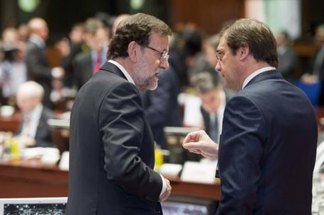 20/12/2013. Mariano Rajoy asiste al Consejo Europeo en Bruselas. El presidente del Gobierno, Mariano Rajoy, conversa con el primer ministro ...