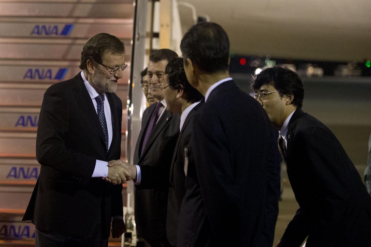 1/10/2013. Viaje del presidente del Gobierno a Japón. El presidente del Gobierno, Mariano Rajoy, a su llegada al Aeropuerto de Haneda en Tokio, Japón.