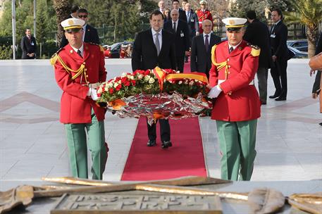 10/01/2013. V Reunión de Alto Nivel Argelia-España. El presidente del Gobierno, Mariano Rajoy, durante la ofrenda floral realizada en el San...