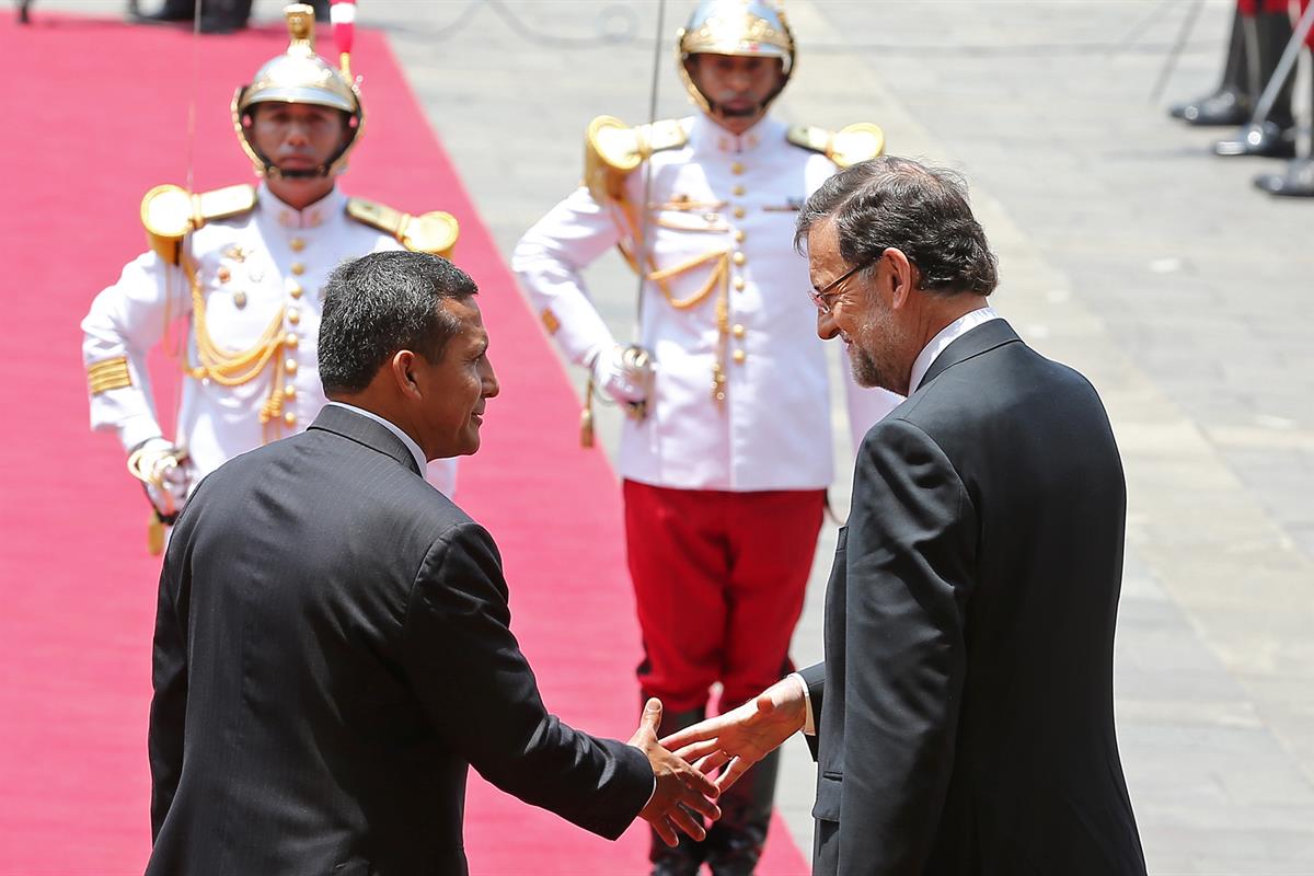 24/01/2013. Viaje del presidente del Gobierno a Perú. El presidente del Gobierno, Mariano Rajoy, pasa revista a las tropas en Lima, donde ha...