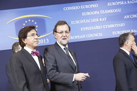 19/12/2013. Mariano Rajoy asiste al Consejo Europeo en Bruselas. El presidente del Gobierno, Mariano Rajoy, conversa con el primer ministro ...