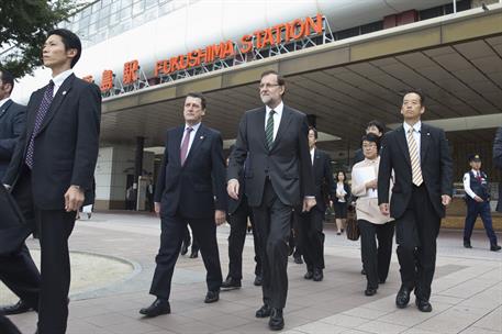 3/10/2013. Viaje del presidente del Gobierno a Japón. El presidente del Gobierno, Mariano Rajoy, llega a la estación de Fukushima.