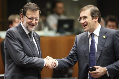 19/12/2013. Mariano Rajoy asiste al Consejo Europeo en Bruselas. El presidente del Gobierno, Mariano Rajoy, estrecha la mano al primer minis...