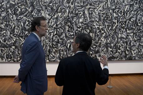2/10/2013. Viaje del presidente del Gobierno a Japón. El Presidente del Gobierno, Mariano Rajoy, durante su visita a la exposición "Dentro y...
