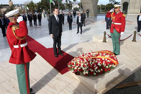 10/01/2013. V Reunión de Alto Nivel Argelia-España. El presidente del Gobierno, Mariano Rajoy, durante la ofrenda floral realizada en el San...