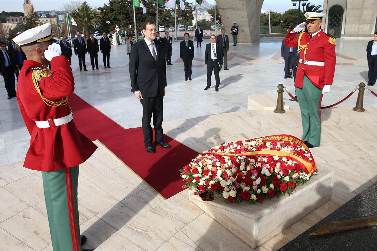 10/01/2013. V Reunión de Alto Nivel Argelia-España. El presidente del Gobierno, Mariano Rajoy, durante la ofrenda floral realizada en el San...