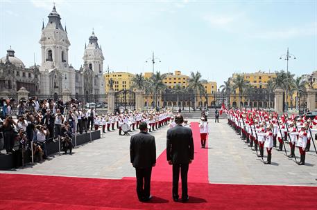 24/01/2013. Viaje del presidente del Gobierno a Perú. El presidente del Gobierno, Mariano Rajoy, pasa revista a las tropas en Lima, donde ha...