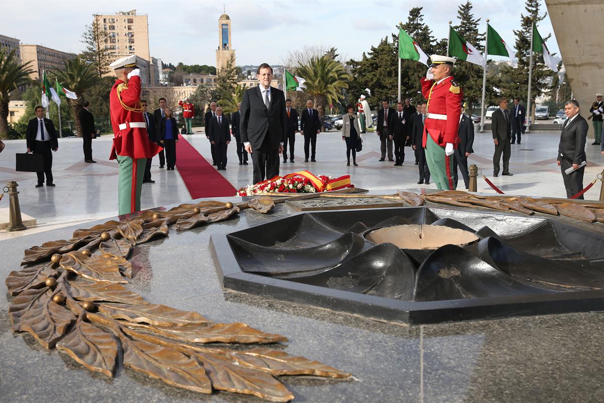 10/01/2013. V Reunión de Alto Nivel Argelia-España. El presidente del Gobierno, Mariano Rajoy, durante la ofrenda floral realizada en el San...