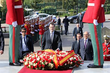 10/01/2013. V Reunión de Alto Nivel Argelia-España. El presidente del Gobierno, Mariano Rajoy, durante la ofrenda floral realizada en el San...