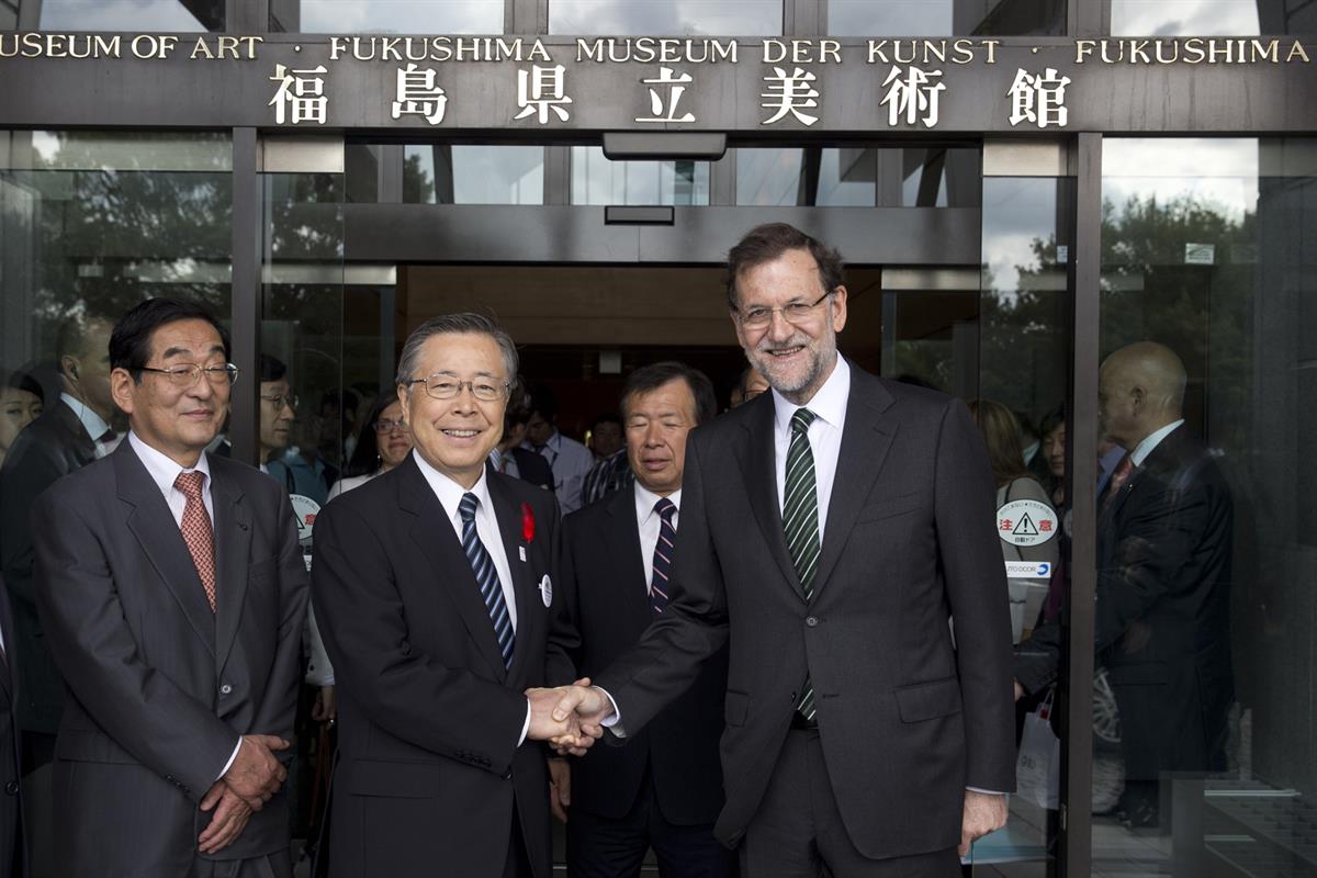 3/10/2013. Viaje del presidente del Gobierno a Japón. El presidente del Gobierno, Mariano Rajoy, junto a las autoridades de Fukushima, donde...