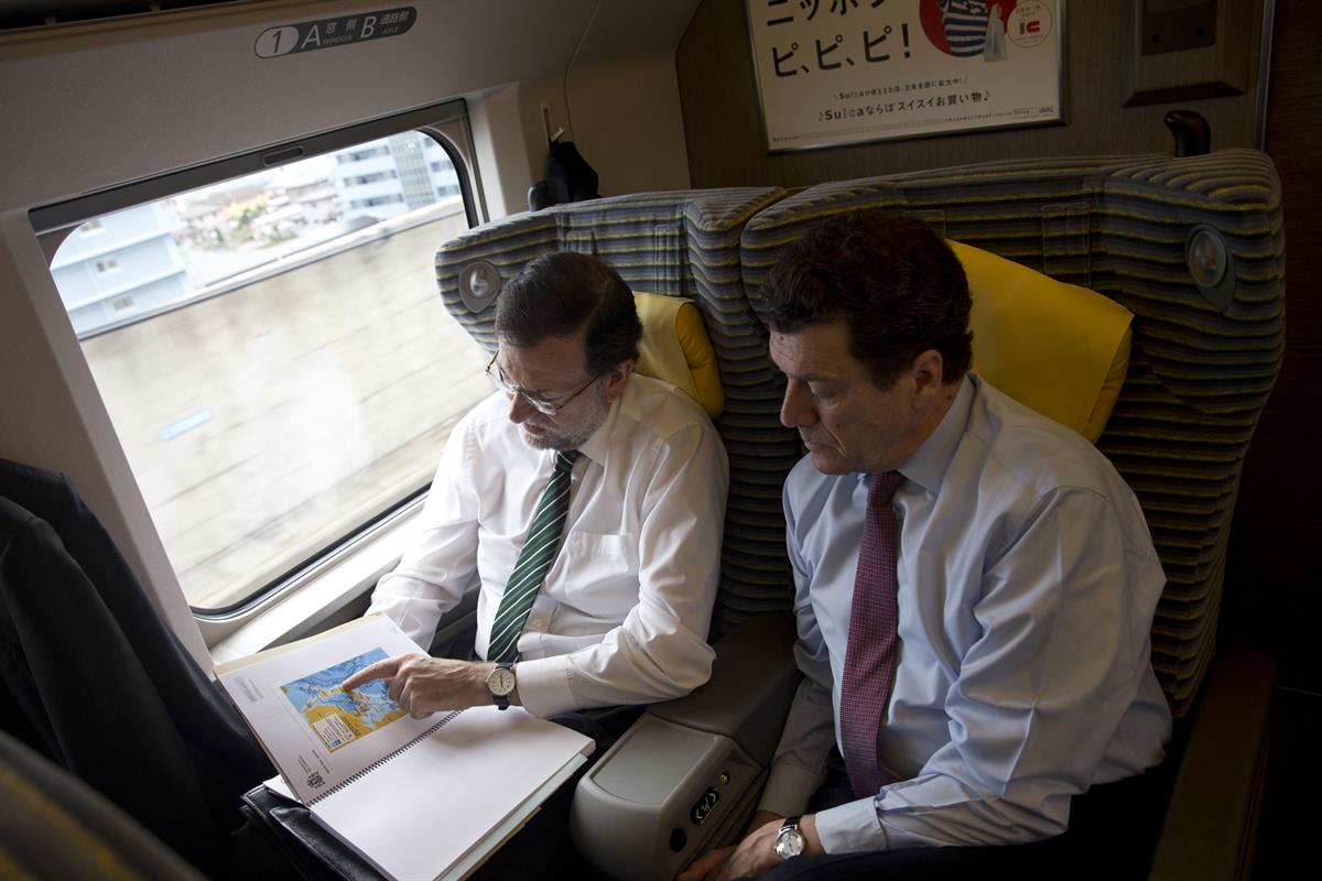 3/10/2013. Viaje del presidente del Gobierno a Japón. El presidente del Gobierno, Mariano Rajoy, durante su viaje en un tren bala a Fukushima.