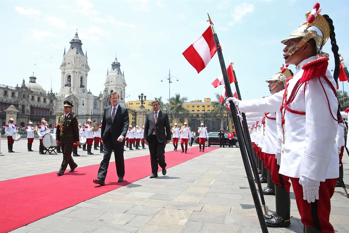 24/01/2013. Viaje del presidente del Gobierno a Perú. El presidente del Gobierno, Mariano Rajoy, pasa revista a las tropas en Lima, donde ha...