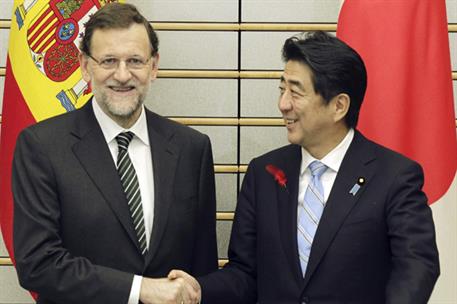 3/10/2013. Viaje del presidente del Gobierno a Japón. El presidente del Gobierno, Mariano Rajoy, saluda al primer ministro de Japón, Shinzo Abe.