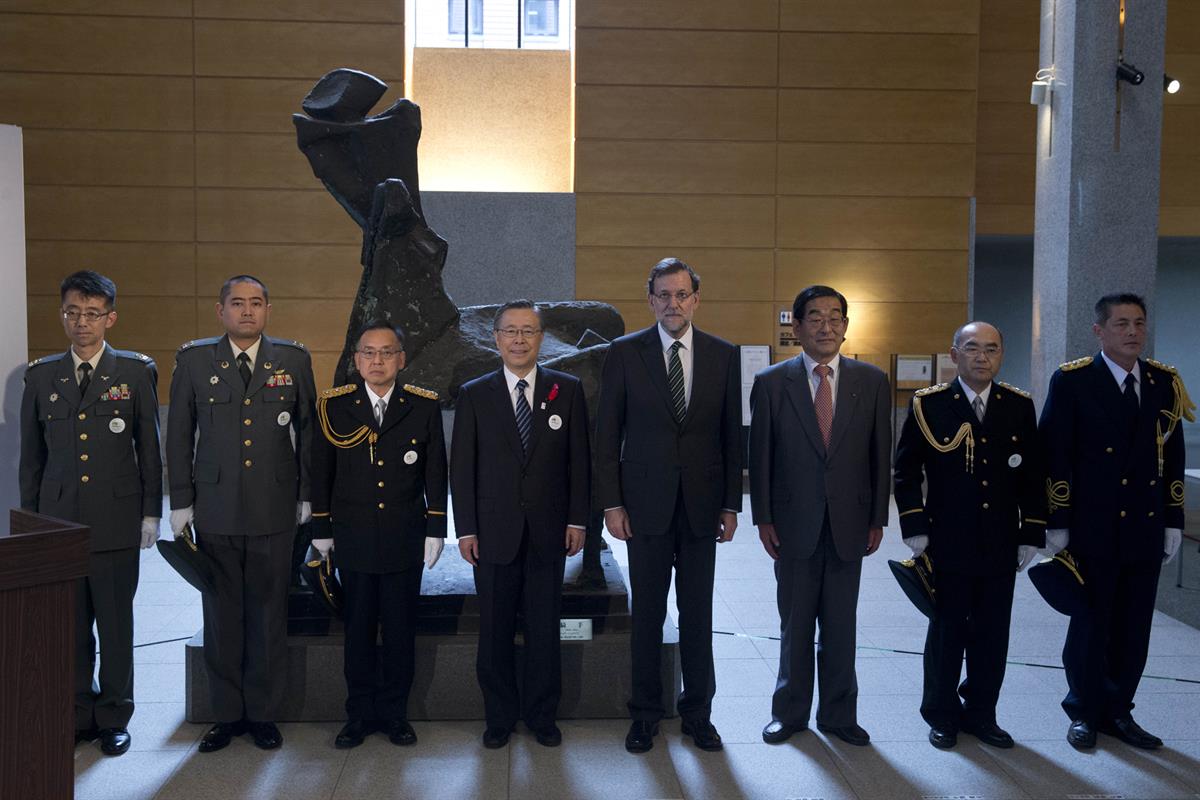 3/10/2013. Viaje del presidente del Gobierno a Japón. El presidente del Gobierno, Mariano Rajoy, saluda a los "Héroes de Fukushima", Premio ...
