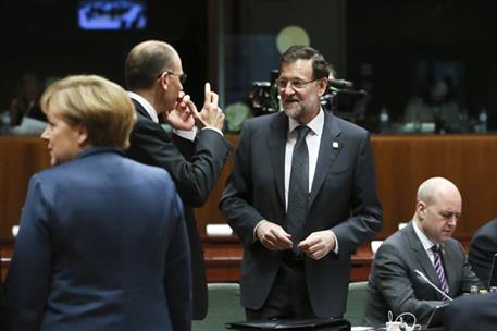 19/12/2013. Mariano Rajoy asiste al Consejo Europeo en Bruselas. El presidente del Gobierno, Mariano Rajoy, conversa con el primer ministro ...