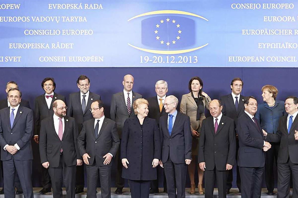 19/12/2013. Mariano Rajoy asiste al Consejo Europeo en Bruselas. El presidente del Gobierno, Mariano Rajoy, posa junto al resto de jefes de ...