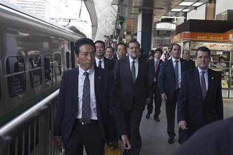 3/10/2013. Viaje del presidente del Gobierno a Japón. El presidente del Gobierno, Mariano Rajoy, llega a la estación de Tokio para tomar el ...