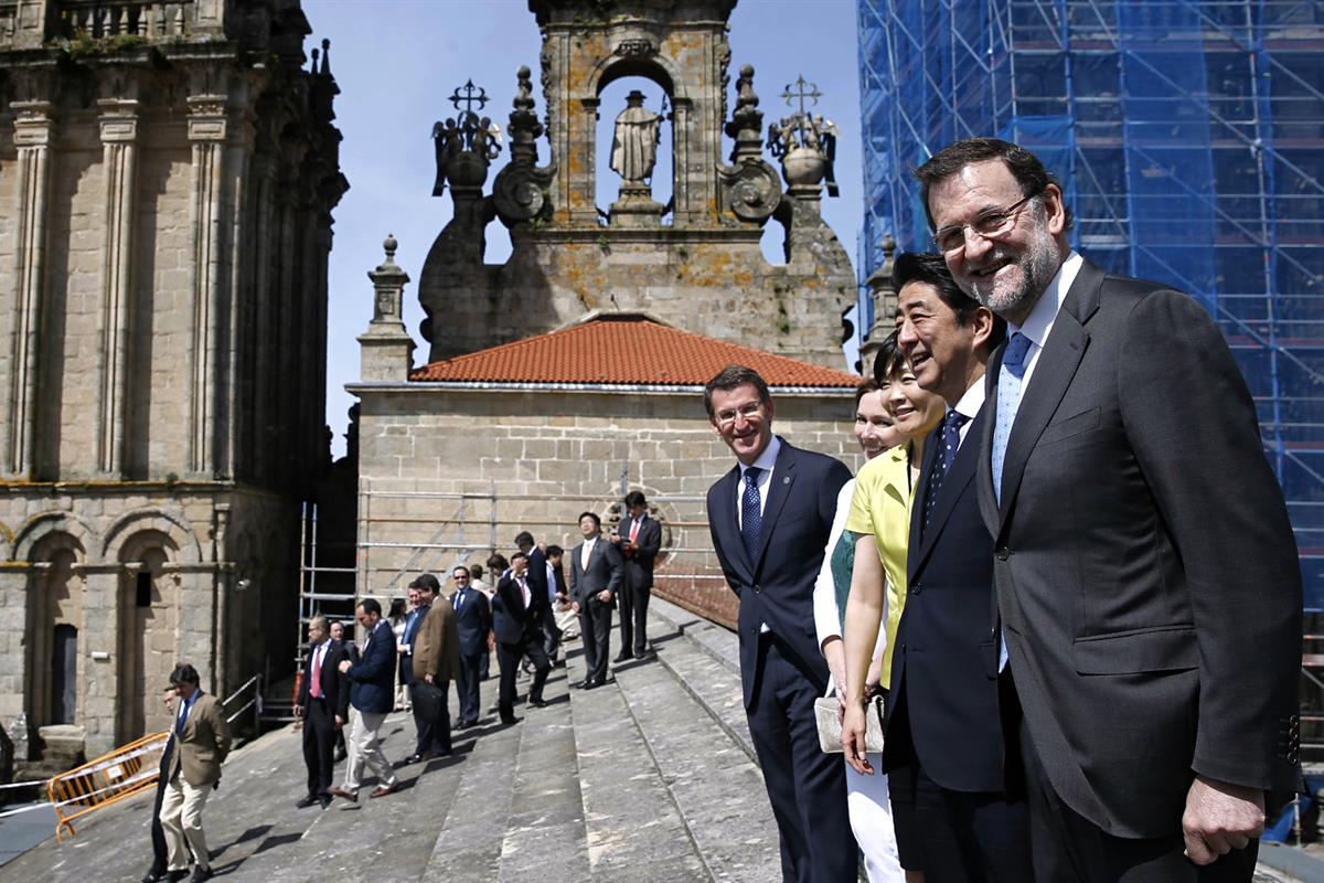 4/05/2014. Rajoy recibe en Santiago al primer ministro de Japón. El presidente del Gobierno, Mariano Rajoy, acompaña al primer ministro de J...