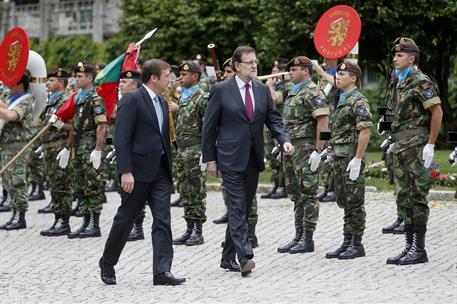 4/06/2014. Rajoy participa en la XXVII Cumbre Luso-Española. El presidente del Gobierno, Mariano Rajoy, conversa con el primer ministro de P...