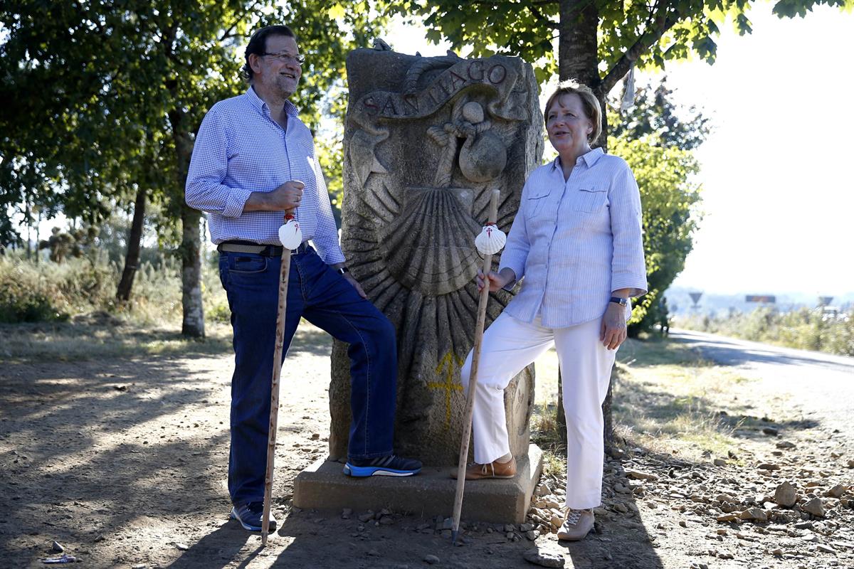 24/08/2014. Rajoy y Merkel en un tramo del Camino de Santiago. El presidente del Gobierno, Mariano Rajoy, y la canciller de la República Fed...