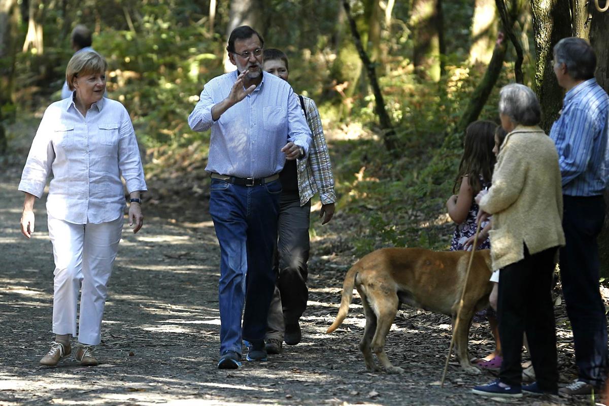 24/08/2014. Rajoy y Merkel en un tramo del Camino de Santiago. El presidente del Gobierno, Mariano Rajoy, y la canciller de la República Fed...