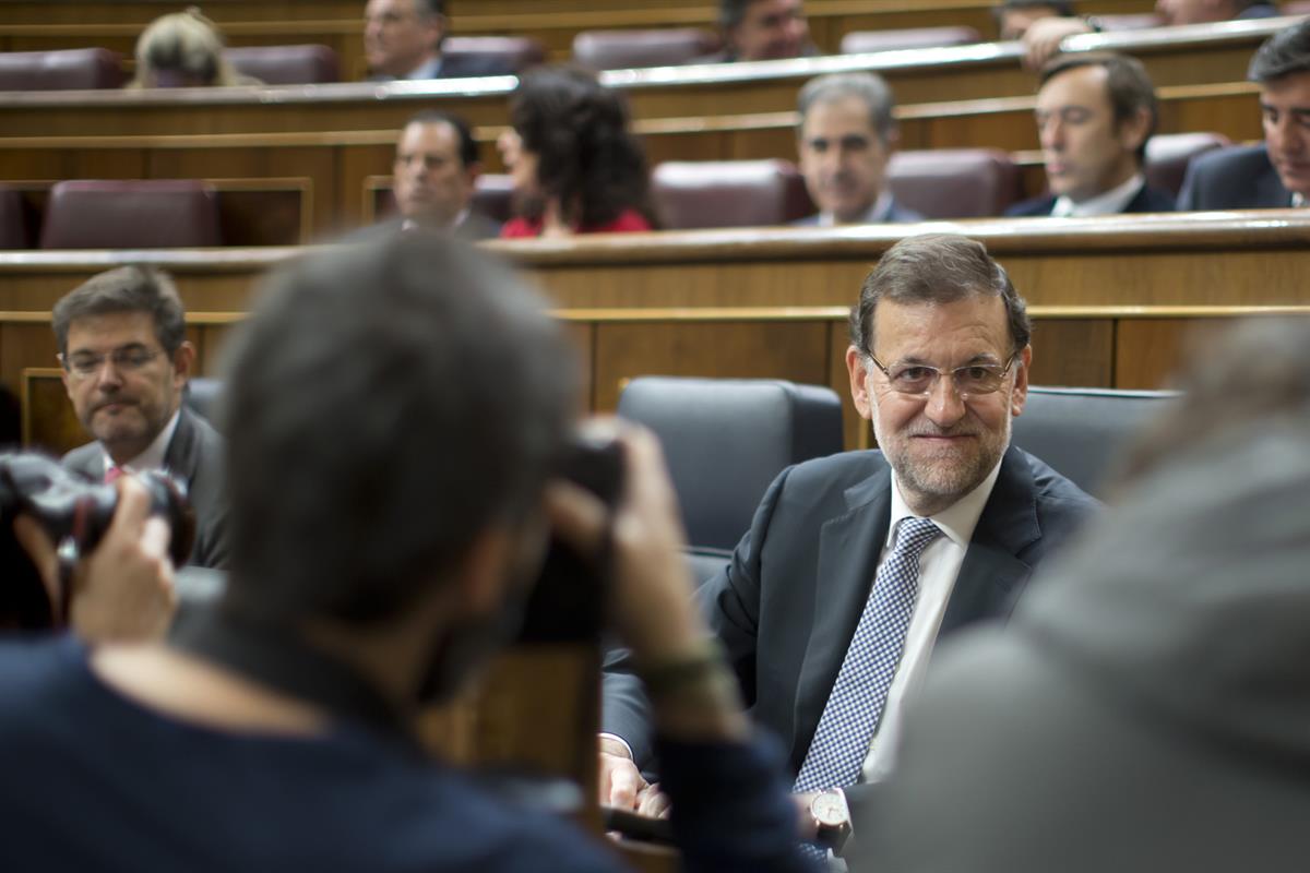 26/11/2014. Rajoy asiste a la sesión de control al Gobierno. El presidente del Gobierno, Mariano Rajoy, rodeado de fotógrafos antes de parti...