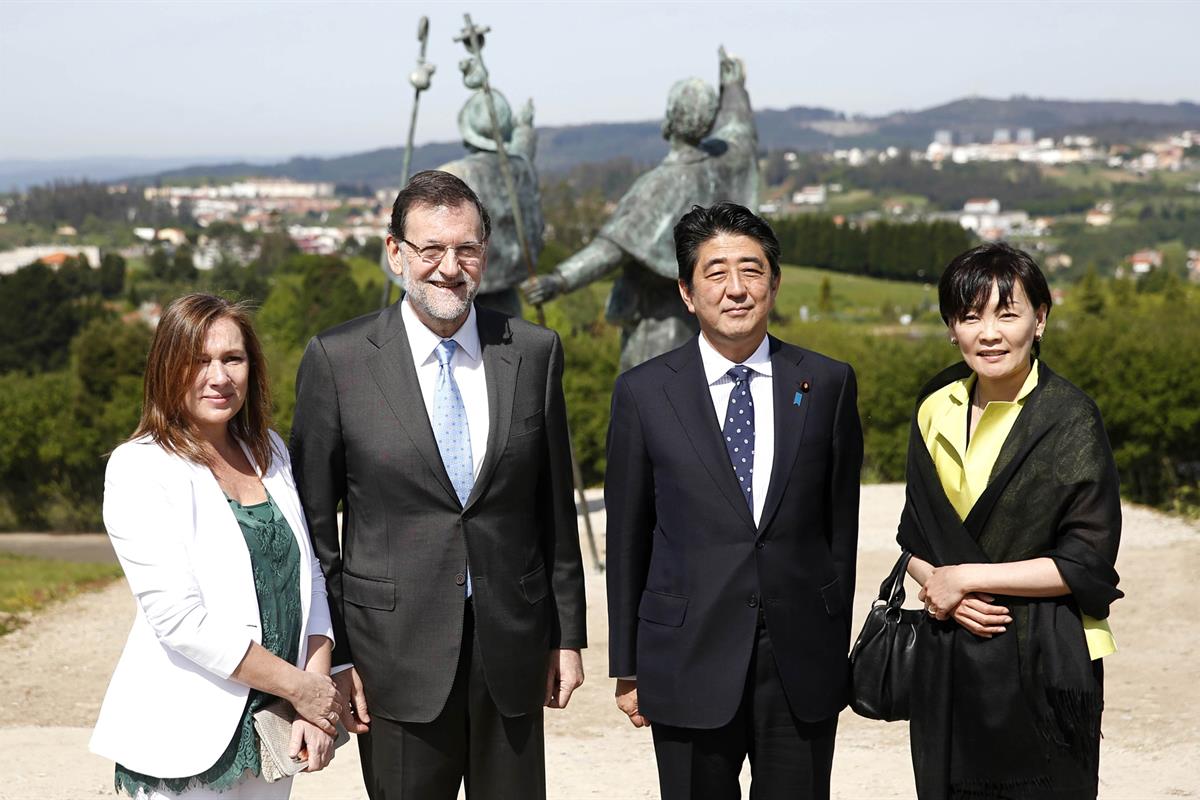 4/05/2014. Rajoy recibe en Santiago al primer ministro de Japón. El presidente del Gobierno, Mariano Rajoy, acompaña al primer ministro de J...