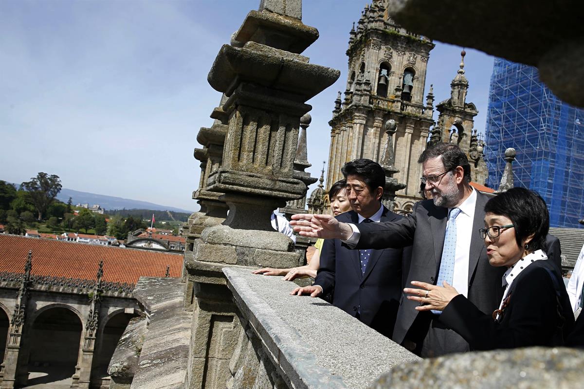 4/05/2014. Rajoy recibe en Santiago al primer ministro de Japón. El presidente del Gobierno, Mariano Rajoy, acompaña al primer ministro de J...