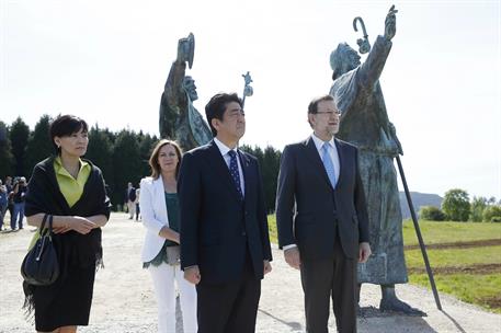 4/05/2014. Rajoy recibe en Santiago al primer ministro de Japón. El presidente del Gobierno, Mariano Rajoy, acompaña al primer ministro de J...