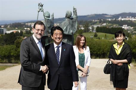 4/05/2014. Rajoy recibe en Santiago al primer ministro de Japón. El presidente del Gobierno, Mariano Rajoy, acompaña al primer ministro de J...