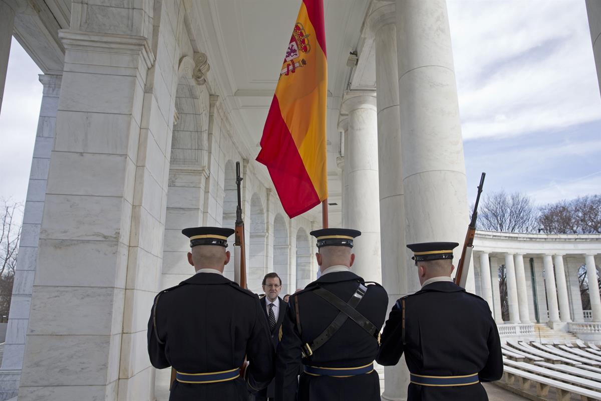 13/01/2014. Rajoy viaja a Estados Unidos en visita oficial. El presidente del Gobierno, Mariano Rajoy, durante su visita al Memorial erigido...