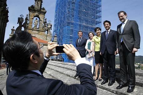 4/05/2014. Rajoy recibe en Santiago al primer ministro de Japón. El presidente del Gobierno, Mariano Rajoy, acompaña al primer ministro de J...