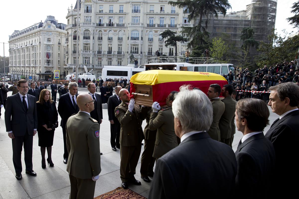 24/03/2014. Rajoy asiste a la capilla ardiente de Adolfo Suárez. El presidente del Gobierno, Mariano Rajoy, recibe el féretro con los restos...