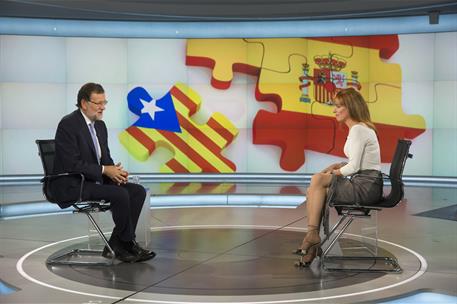 1/10/2015. Entrevista al presidente en Antena 3 Televisión. El presidente del Gobierno, Mariano Rajoy, junto a la periodista Gloria Lomana, ...