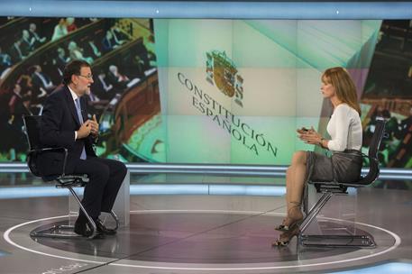 1/10/2015. Entrevista al presidente en Antena 3 Televisión. El presidente del Gobierno, Mariano Rajoy, junto a la periodista Gloria Lomana, ...