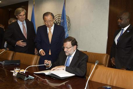 13/10/2015. Rajoy en el Consejo de Seguridad de la ONU. El presidente del Gobierno, Mariano Rajoy , firma en el libro de Naciones Unidas, en...