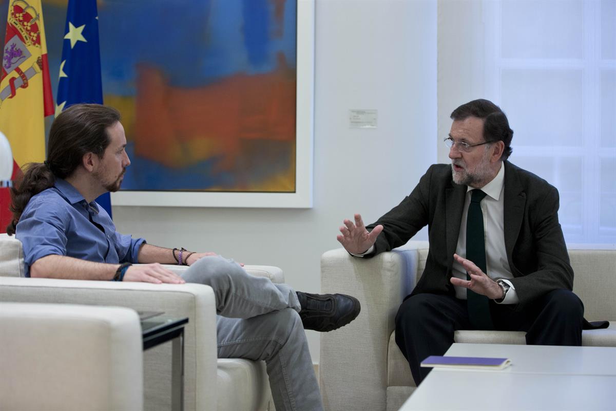 30/10/2015. Mariano Rajoy recibe a Pablo Iglesias. El presidente del Gobierno, Mariano Rajoy, conversa con el secretario general de Podemos,...